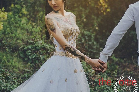 Đập mắt vào hình ảnh, ta có thể thấy trên cơ thể Kim Thoa có đến hàng chục hình xăm lớn nhỏ. Có hình xăm ở tay, ở cổ và ngay cả giữa ngực. Chia sẻ trước những lời bình luận của cư dân mạng, Kim Thoa cho biết: “Ban đầu khi đến với xăm hình, mình có hơi chút ngại vì sợ mọi người nhìn vào đó mà đánh giá sai một con người. Ảnh: Cường Nguyễn, Lê Phạm Tuấn.