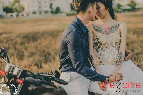 Những ngày qua, hình ảnh cô dâu hình xăm với đầy những hình thù trên người đang được cộng đồng mạng chia sẻ rất nhiều. Bên cạnh nhiều lời chúc mừng hạnh phúc đến cặp đôi "cô dâu - chú rể" với bộ ảnh cưới lãng mạn thì không ít người xem dành những lời nhận xét "chói tai" như: “Cô dâu bụ bặm quá”, “Cô dâu nhiều hình xăm như vậy sẽ khiến mẹ chồng sợ phát khiếp". Ảnh: Cường Nguyễn, Lê Phạm Tuấn.