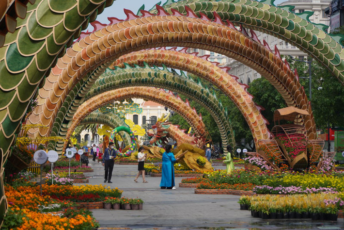 Vào sâu bên trong đường hoa Tết, du khách sẽ bắt gặp hình ảnh hai con rồng uốn lượn đan xen vào nhau trên bầu trời rất bắt mắt.