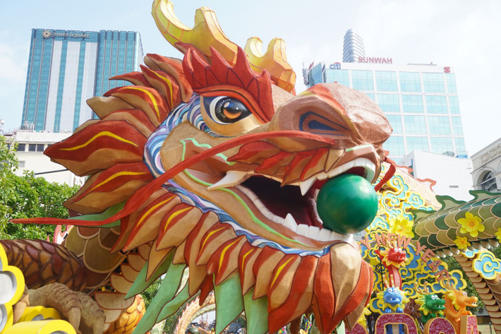 Linh vật rồng trên Đường hoa 2024 tại đại cảnh cổng chào (giao lộ Nguyễn Huệ - Lê Lợi) và cổng kết (giao lộ Nguyễn Huệ - Tôn Đức Thắng) được lập kỷ lục về kích thước con giáp từng xuất hiện trên đường hoa Tết lớn nhất. Linh vật rồng này vượt qua linh vật năm Nhâm Thìn 2012 và linh vật hổ sỏi Nhâm Dần 2022.
