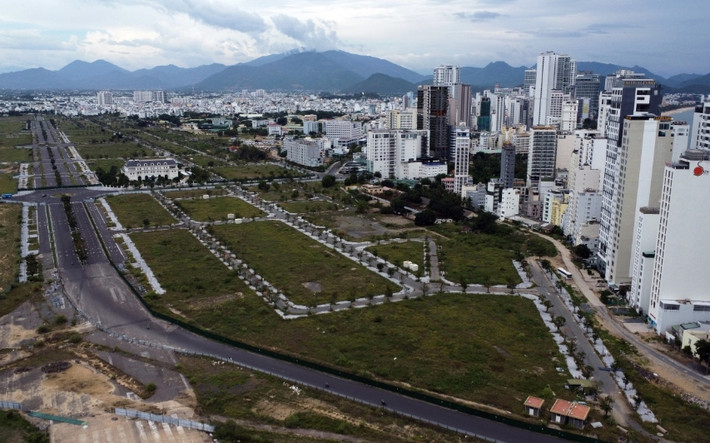 Sân bay Nha Trang nằm ở trung tâm của TP Nha Trang (Khánh Hòa) có diện tích 186ha. Sau năm 1975, ngoài mục đích quân sự, nơi này còn phục vụ các chuyến bay chở khách tới địa phương. Từ năm 2004, sau khi Sân bay Cam Ranh hoàn thành, sân bay Nha Trang ngừng đón khách, trở thành căn cứ quân đội. Đến năm 2009, một phần đất nơi đây được giao cho địa phương nhằm phát triển kinh tế - xã hội. (Ảnh: Dân Trí).