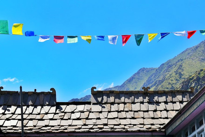 Những ngày hè, thời tiết ở ngôi làng nắng nóng nhưng đổi lại là quang cảnh hùng vĩ với bầu trời trong vắt và những tia nắng lẩn sau đám mây. Trèo lên những con dốc thoai thoải, du khách có thể ngắm nhìn những ngọn núi khổng lồ được phủ một màu xanh, điểm những bông hoa dại đầy màu sắc.