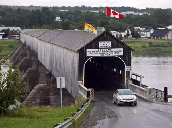 9. Hartland/New Brunswick (Canada): Được mở cửa hồi năm 1901, cây cầu có mái che dài nhất thế giới này được tuyên bố là Di tích Lịch sử Quốc gia hồi năm 1980.Hartland/New Brunswick, dàu 390m, còn được biết đến là “cầu hôn” khi nhiều chàng trai trẻ đã “huấn luyện” các chú ngựa của mình dừng lại giữa cầu để “đánh cắp” nụ hôn trước khi tiếp tục hành trình. Cây cầu một chiều này được làm mái che vào năm 1921-1922 mặc dù bị người dân địa phương phản đối khi họ lo lắng việc che cầu sẽ dung túng cho giới trẻ làm những việc không hay. Năm 1995, cây cầu này đã được tôn vinh trên một bộ tem của Canada.