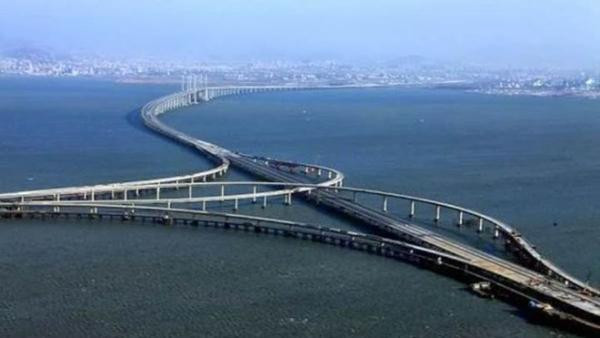 1. Cầu Đan Dương – Côn Sơn (Trung Quốc): Có tổng chiều dài 164,8km, Đan Dương – Côn Sơn hiện là cây cầu dài nhất thế giới. Khoảng 10.000 người đã tham gia xây dựng cây cầu này trong vòng chỉ 4 năm, với chi phí 8,5 tỷ USD. Cầu được khởi công xây dựng hồi năm 2006, hoàn thành vào năm 2010 và mở cửa vào năm 2011. Cấu trúc đáng kinh ngạc này nối Thượng Hải với Nam Kinh, thủ phủ tỉnh Giang Tô (Trung Quốc).