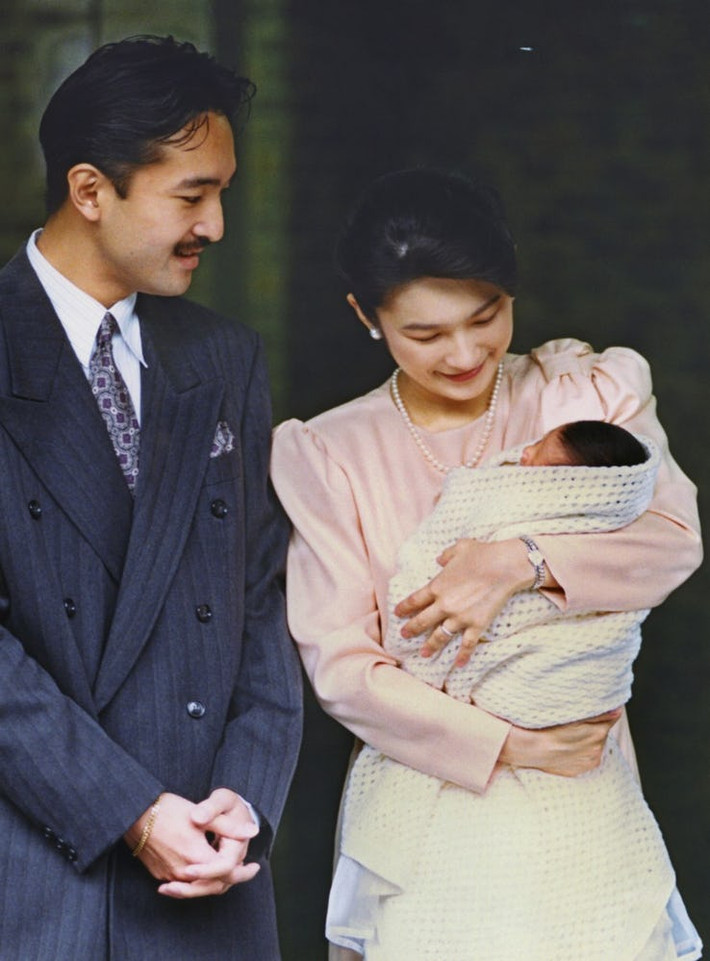 8. Áp lực mang tên “Người thừa kế”: Tư tưởng có người nối dõi tông đường gây ra áp lực vô cùng lớn đối với nhiều người, nhất là trong văn hóa Á Đông. Gia đình hoàng gia Nhật Bản cũng không phải ngoại lệ, Hoàng thái tử phi Masako hiểu rất rõ điều này. Mặc dù Masako và Naruhito kết hôn vào năm 1993 nhưng phải đến năm 2001, cô công chúa nhỏ Aiko mới chào đời, thế nhưng họ vẫn không thể sinh ra một bé trai - người thừa kế trực tiếp của ngai vàng. Trong 8 năm, Hoàng thái tử phi Masako vẫn hứa hẹn rằng cuối cùng sẽ có một người thừa kế. Sự chờ đợi đã bắt đầu một số tin đồn xung quanh Nhật Bản rằng gia đình hoàng gia phải dùng phương pháp thụ tinh trong ống nghiệm. Tờ London Independent là tờ báo đầu tiên đập tan những tin tức này. Nhưng sau đó, vào năm 2007, một nhà báo người Úc tên là Ben Hills đã xuất bản một cuốn sách về công chúa, và ông đã cho rằng tin đồn này rất có thể là thật. Cuốn sách sau đó đã bị cấm ở Nhật Bản vì đã tạo ra những ồn ào xung quanh cuộc sống cá nhân của Hoàng thái tử phi Masako.