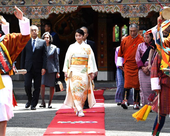 3. Kiểm duyệt chặt chẽ: Cơ quan nội chính Hoàng gia Nhật Bản kiểm soát gần như tất cả các thông tin sắp ra về gia đình. Các nhà báo Nhật Bản công tác tại các tòa soạn uy tín, đều thuộc về cơ quan báo chí Nhật Bản. Nếu họ muốn giữ bí mật, họ phải tuân theo một quy trình thường lệ để báo cáo về gia đình hoàng gia. Họ phải gửi bất kỳ câu hỏi nào họ có cho cơ quan này để được chấp thuận, điều đó được hiểu rằng các câu hỏi cần phải nhẹ nhàng và tôn trọng - không có câu hỏi khó cho hoàng đế. Chính sách kiểm soát chặt chẽ này thực sự tương đối mới. Từ năm 1945 đến năm 1961, báo chí trong nước khá cởi mở về vị hoàng đế của họ. Sau đó, vào những năm 1960, một người cực đoan đã viết châm biếm về các nhà cách mạng 'hạ bệ' gia đình hoàng gia. Những người cực kỳ ủng hộ chủ nghĩa dân tộc và cơ quan nội chính hoàng gia Nhật đã phát điên lên, và sau đó, vào ngày 1/2/1961, một thiếu niên đột nhập vào các văn phòng tạp chí nơi cuốn sách được xuất bản và giết một người giúp việc. Sau đó, báo chí trở nên vô cùng thận trọng khi hỏi về gia đình hoàng gia.