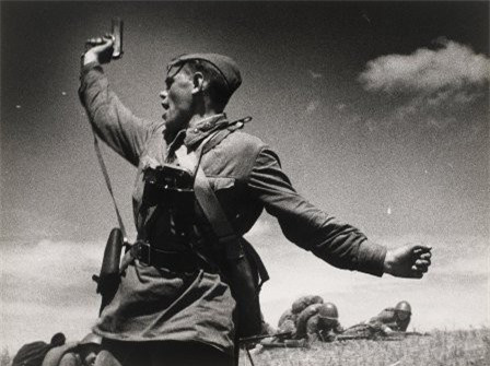 Chỉ huy tiểu đoàn người Ukraine đang chỉ huy đơn vị mình xung phong tiêu diệt quân Đức năm 1941.