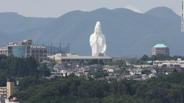 Tượng Quan Thế Âm Bồ Tát (Sendai, Nhật Bản): bức tượng cao 100 m ở thành phố Sendai, tỉnh Miyagi, Nhật Bản, là bức tượng cao thứ 6 trên thế giới được xây dựng vào những năm 1980 bởi một doanh nhân địa phương. Công trình kiến trúc này còn có hệ thống thang máy cho phép du khách lên tới đỉnh để ngắm nhìn cảnh vật xung quanh.