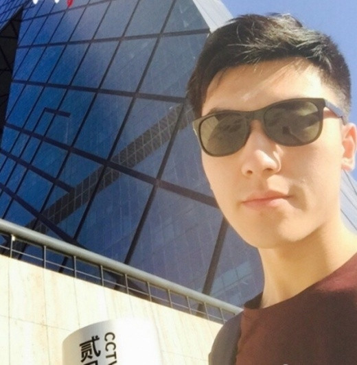 Với ngoại hình điển trai, khuôn mặt thư sinh và tài năng ở tuổi 23, Lý Trạch Bằng từng tạo nên cơn sốt cực lớn trên mạng Trung Quốc. Từ khi còn ngồi trên ghế nhà trường, Lý Trạch Bằng đã có công việc tốt nên anh cũng được nhiều sinh viên, bạn trẻ đồng trang lứa thần tượng.