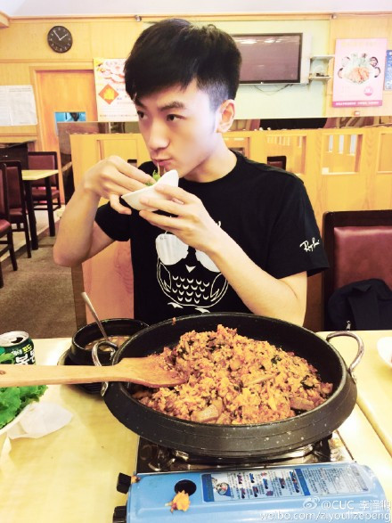 Tuy nhiên sau cú “phốt” mặc quần đùi đỏ trong hậu trường ghi hình, Lý Trạch Bằng gần như đã đánh mất hình tượng đẹp vốn có của mình, liên tục bị “ném đá” và chỉ trích trong suốt những ngày qua.