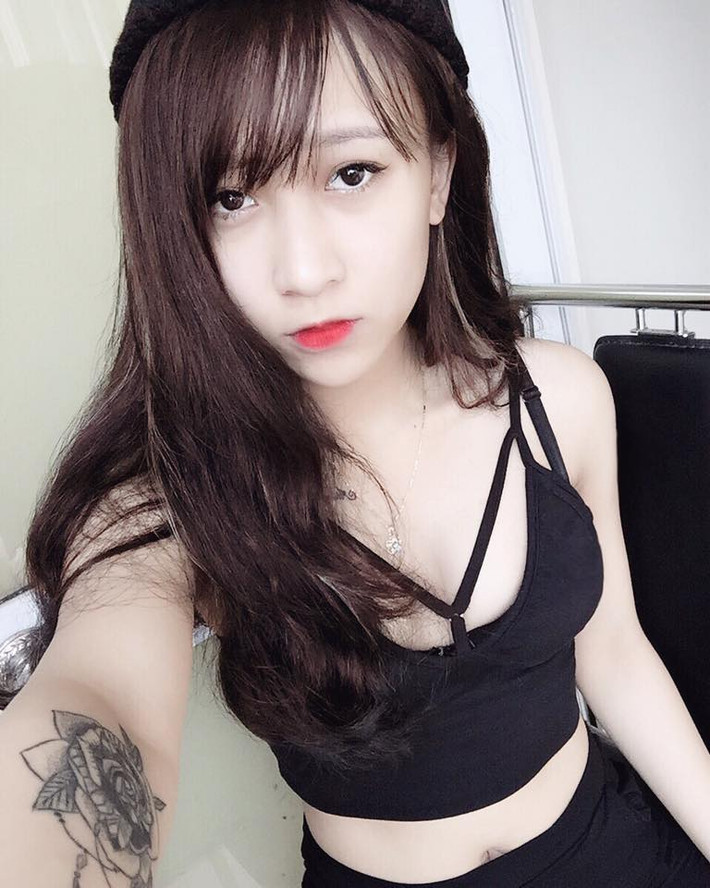 Trên cơ thể của hot girl Thanh Hóa cũng sở hữu không ít những hình xăm lớn nhỏ thể hiện cá tính.
