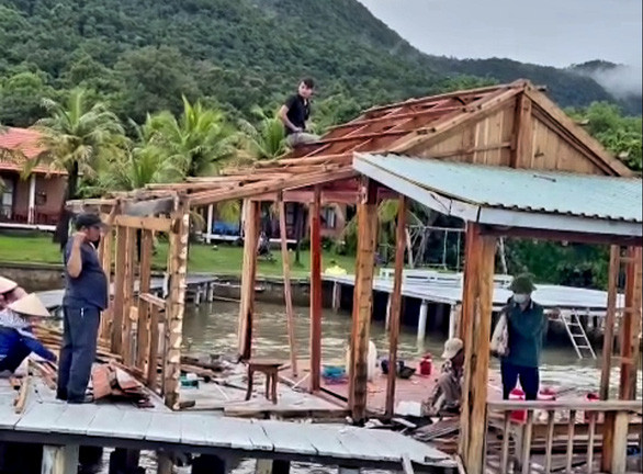 Ngày 26/9 vừa qua, ông M.T.D. có bungalow xây dựng trái phép với diện tích 524,6m2 ở ấp Cây Sao đã bắt đầu có động thái tự nguyện tháo dỡ. (Ảnh: H.S).