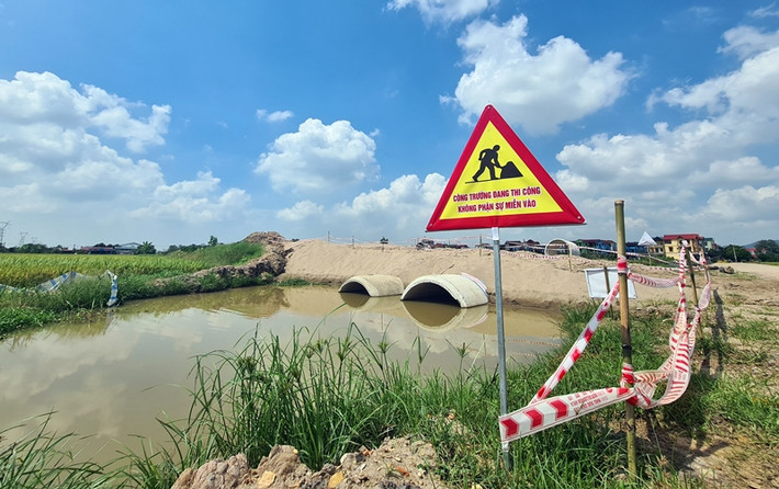Các biển báo, dây chẳng được đơn vị thi công cắm tại công trình để đảm bảo an toàn cho người dân địa phương.