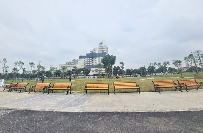 Ghế ngồi hóng mát lắp đặt tại nhiều vị trí quanh công viên.