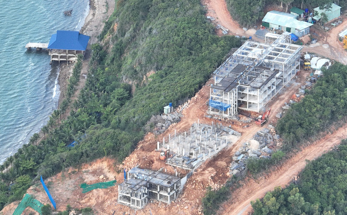 Sau khi có phát hiện của đoàn kiểm tra, Công ty Trí Nguyên đã yêu cầu đơn vị thi công thực hiện biện pháp hạn chế đất đá trôi xuống bằng cách dùng xe đào múc di chuyển các tảng đá lớn gom về khu vực bãi tập kết, tận dụng tạo cảnh quan hoặc kè chắn những khu vực có nguy cơ sạt lở. (Ảnh TMN/Lao Động).