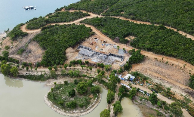 Tháng 6/2022, Chi cục Kiểm lâm tỉnh Khánh Hòa tổ chức kiểm tra hiện trạng và phát hiện, một phần dự án của Công ty Trí Nguyên thuộc quy hoạch rừng phòng hộ. Ngày 30/6/2022, Công ty Trí Nguyên làm việc với Sở Nông nghiệp và Phát triển nông thôn tỉnh Khánh Hòa và thừa nhận phần diện tích 14,24 ha quy hoạch rừng phòng hộ có một phần diện tích xây dựng công trình và đất giao thông, sân bãi - hạ tầng kỹ thuật. (Ảnh: Tiền Phong).