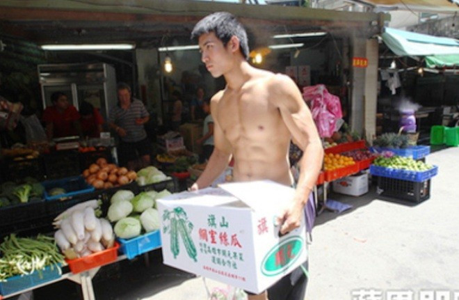 Trước đó, dân mạng Đài Loan cũng từng xôn xao với anh chàng đẹp trai bán rau ngoài chợ. Chàng trai này có tên Wang Xianghong. Anh bắt đầu gây chú ý khi những tấm ảnh chụp anh cởi trần với thân hình 6 múi, vạm vỡ đang bán rau cho khách tại chợ Qiangjiang, Đài Bắc.