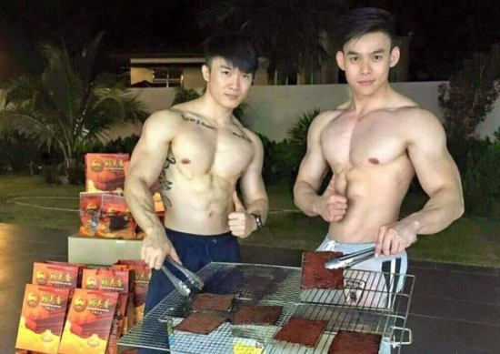 Trước Pound, hình ảnh hai hot boy bụng 6 múi bán thịt khô cũng gây bão mạng Thái Lan, Trung Quốc và một vài quốc gia khác. Theo tìm hiểu hai chàng trai này là một huấn luận viên thể hình người Trung Quốc tên là Wong Jing Quan, 27 tuổi, và bạn của anh Fong Tian Li, 25 tuổi. Hai anh chàng này đứng bán thịt là để giúp đỡ một người bạn thân muốn hút thêm khách cho cửa hàng.
