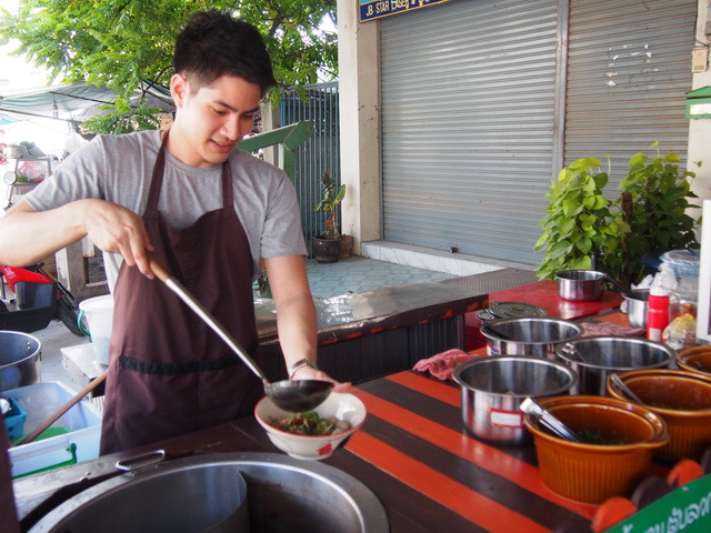 Theo tìm hiểu, anh chàng hot boy bán bún đang gây bão mạng Thái Lan này tên là Pound, 24 tuổi. Dù làm chủ quán bún của mình nhưng Pound rất chăm chỉ, làm mọi công việc như nấu nướng, sắp đồ, bưng bê, dọn dẹp...