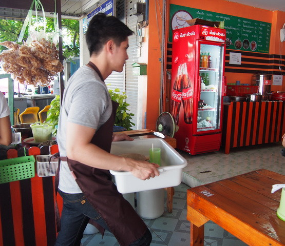 Được biết, do chưa có cơ hội để theo đuổi ngành nghệ thuật - là đam mê lớn nhất nên Pound mở ra quán bún này để tạm ổn định cuộc sống, kiếm thêm thu nhập. Mục đích của Pound hiện tại rất đơn giản, anh muốn kiếm được nhiều tiền để phụ giúp gia đình và nuôi ước mơ trong tương lai.