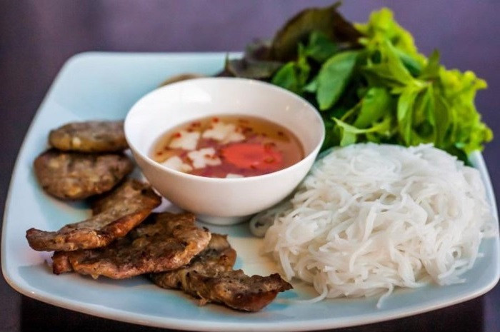 Bún chả luôn là lựa chọn hàng đầu: Nhắc tới ẩm thực Hà Nội, không thể không nói tới bún chả. Món đặc sản đường phố này từng ghi dấu ấn đặc biệt với thực khách nước ngoài mỗi lần đặt chân tới Hà Nội. Cũng món ăn bình dân mà thần thánh này biết bao lần ghi điểm trên các tạp chí, chuyên trang nước ngoài chuyên về du lịch và ẩm thực. Và lần này cũng vậy.