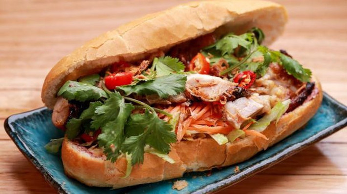Bánh mỳ Việt Nam - một trải nghiệm ẩm thực tuyệt vời: Không riêng gì bún chả, bánh mỳ Việt Nam cũng được khách du lịch quốc tế và các chuyên gia ẩm thực thế giới đánh giá cao. Vì vậy, đây chắc chắn cũng là lựa chọn hàng đầu về ẩm thực của những phóng viên quốc tế khi tới Hà Nội trong dịp này.