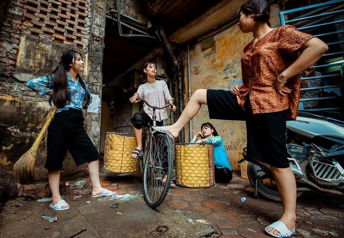 Muốn tạo sự độc đáo và khác biệt, tập thể lớp 12A1, Trung tâm giáo dục thường xuyên (Chương Mỹ) thể hiện sự hoạt bát, vui nhộn trong bộ ảnh kỷ yếu ghi lại kỷ niệm thời học trò.