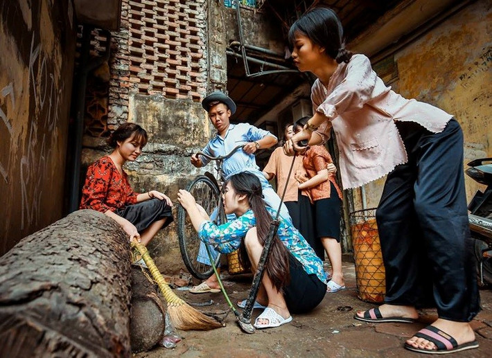 Học sinh lớp 12A1 chụp 3 bộ ảnh ở 3 địa điểm khác nhau. Bộ đầu tiên chụp ở trường với áo dài và vest đen, bộ thứ hai chụp ở khu tập thể và cuối cùng là ảnh ném bột màu trong vườn nhãn Vĩnh Tuy, Hà Nội.