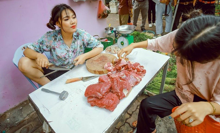 Các bạn trẻ hóa thân thành cô cậu sinh viên của những năm 80 với áo hoa và quần phăng.