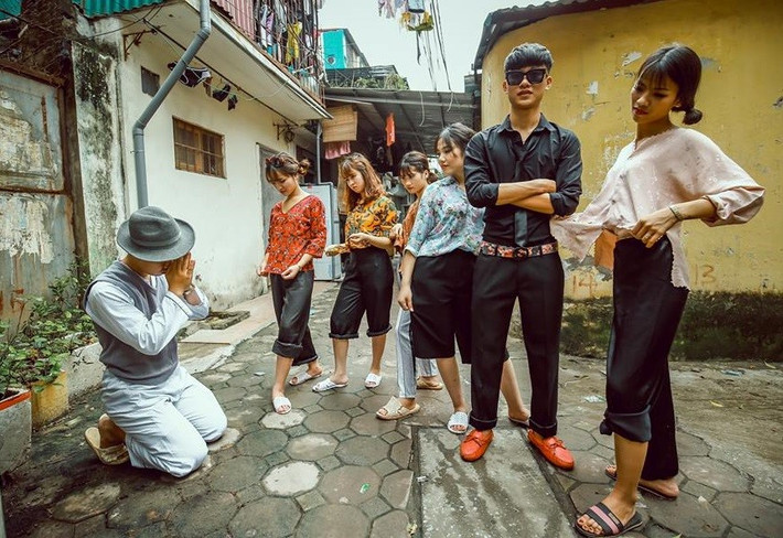 Huyền Trang - thành viên của lớp - cho hay: "Bộ ảnh hướng về thời bao cấp. Cả lớp cùng nhau lên ý tưởng thực hiện bộ ảnh này. Ai cũng hào hứng và vui vẻ khi ảnh kỷ yếu chợ búa được nhiều người khen ngợi".
