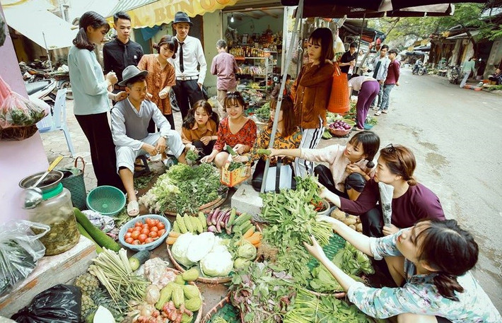 Bộ ảnh kỷ yếu ghi lại những khoảnh khắc bên bạn bè và thầy cô của học sinh cuối cấp. Thời gian tới, các bạn sẽ khá bận rộn với nhiều kỳ thi quan trọng. Đa số thành viên lớp đều chuẩn bị hành trang bước vào cánh cổng trường đại học.