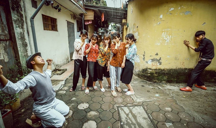 Trang cho biết thêm ban đầu, lớp gặp nhiều khó khăn trong việc lựa chọn địa điểm và trang phục. Với sự nỗ lực của từng cá nhân, cuối cùng, bộ ảnh cũng được hoàn thiện.