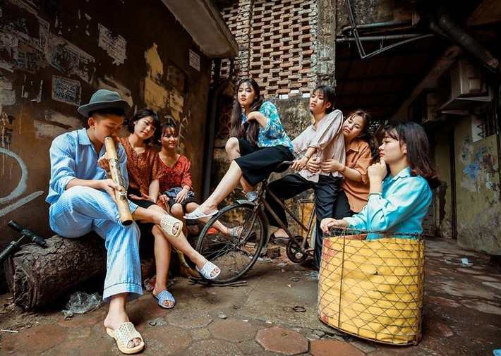 Theo anh Tới, khó nhất là dẫn các bạn học sinh ra chợ, đến các hàng phải xin phép, mượn chỗ để chụp. Ai cũng đồng ý và giúp đỡ nhiệt tình, nhiều người đứng lại xem.