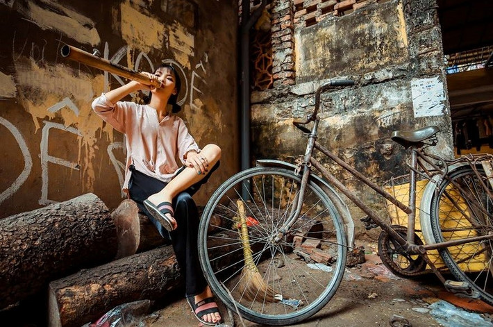 Không lựa chọn trang phục áo dài hay cử nhân, học sinh lớp 12 quyết định theo phong cách thời trang độc đáo của riêng mình.