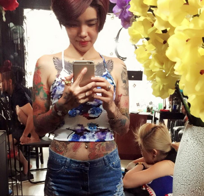 "Tôi thật sự không buồn mà còn vui vì ít nhất có một người quan tâm là bác. Cảm ơn bác và những người sau lưng dòm ngó, chú ý đến tôi vì thực sự tôi thích cái cảm giác nổi trội giữa đám đông theo cách của tôi. Và tôi muốn khẳng định, tôi tự hào khi sở hữu những hình xăm. Sự dè bỉu chỉ là những thứ đi sau lưng tôi , sau những hình xăm của tôi...".