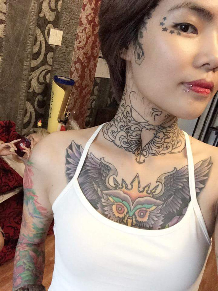 Huỳnh Mai yêu thích những họa tiết ấn tượng, những hình vẽ phượng hoàng, hoa văn cầu kỳ nên mới đây quyết định xăm một hình lớn lên cổ. Do vùng cổ là nơi rất nguy hiểm để xăm nên với sự quyết đoán, liều lĩnh của mình, Huỳnh Mai khiến nhiều bạn trẻ mê xăm, hiểu về xăm khâm phục.