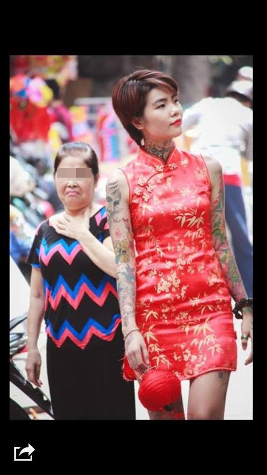 Bức ảnh cô gái xăm trổ đầy mình, cả lên vùng cổ, mặc đồ truyền thống chụp ảnh trên phố Trung Thu, phía sau là phản ứng bĩu môi của một người phụ nữ trung niên đang là hình ảnh gây bão trên nhiều diễn đàn mạng. Dân mạng tò mò, tìm kiếm thông tin của nhân vật chính trong ảnh và thi nhau tranh cãi về cái bĩu môi của người phụ nữ phía sau.