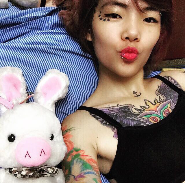 Sau bức ảnh bị người lớn bĩu môi, Huỳnh Mai bỗng chốc trở thành tâm điểm chú ý, bình phẩm của dân mạng Việt. Nhiều bạn trẻ tranh cãi về tính nghệ thuật, thẩm mỹ của những hình xăm này, đồng thời mổ xẻ tâm lý, quan điểm của đại đa số những người thuộc lớp trung niên hiện nay trước những bạn trẻ xăm trổ đầy mình.