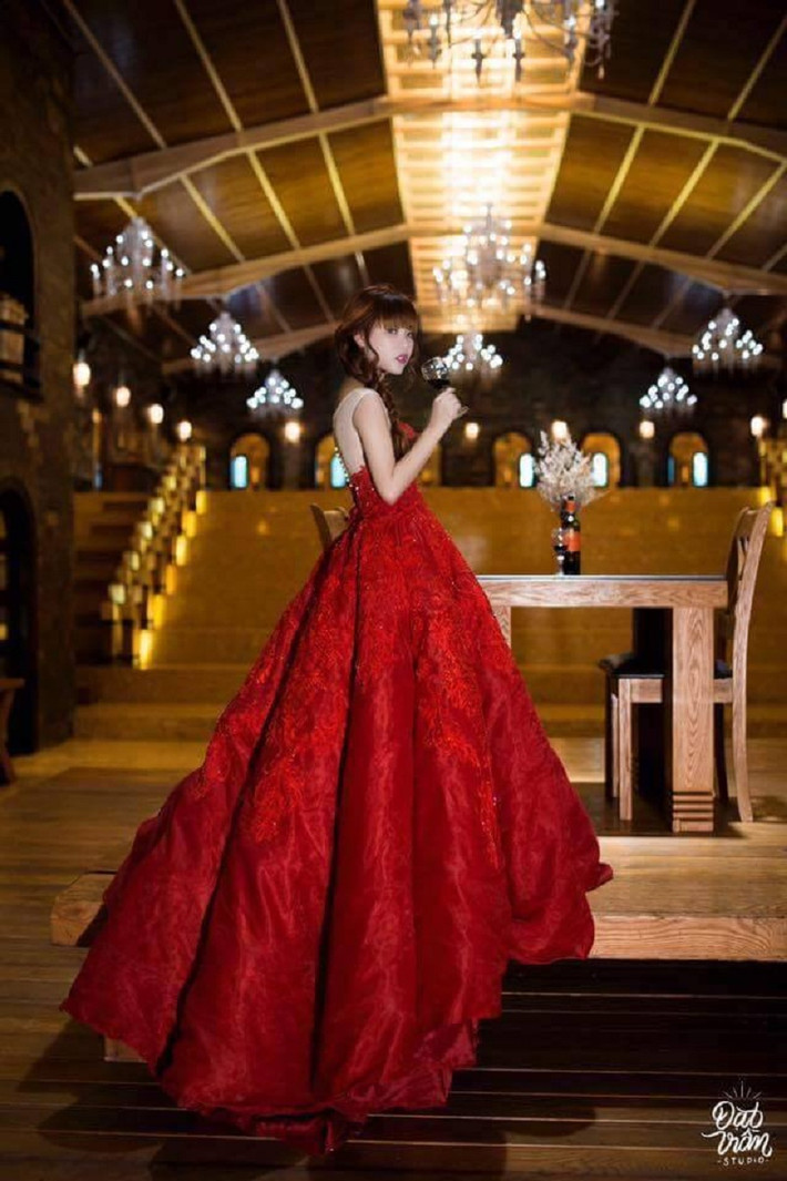 Xuân Vy hạnh phúc chia sẻ về người chồng soái ca của mình: “Cùng chung quan điểm sống và yêu thích kinh doanh nên có thể nói vợ chồng mình rất tâm đầu ý hợp. Ngày mới tập tành kinh doanh thì anh là người hỗ trợ mình trong từng chuyến ship hàng, lấy hàng, anh không quản khó nhọc, lúc nào cũng ở bên cạnh động viên, cổ vũ và hỗ trợ hết mình. Sau này khi công việc đã ổn định thì anh vẫn ở bên để tư vấn, giúp đỡ mình trong mọi dự định. Chính sự yêu thương và lo lắng của anh cho vợ, cho gia đình là điều mình tự hào về chồng nhất”.