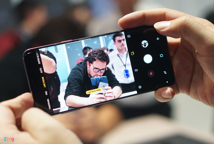 S9 và S9+ đều có khả năng quay video slow motion 960 khung hình/giây, tạo ra những thước phim thực sự ấn tượng, lưu giữ những khoảnh khắc quen thuộc với góc nhìn mới. Không chỉ chạy video siêu chậm, nó còn có thể tạo ra video tua lại rất độc đáo.
