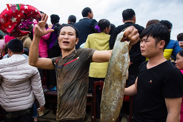 Người dân hồ hởi với chiến lợi phẩm dịp đầu năm./.