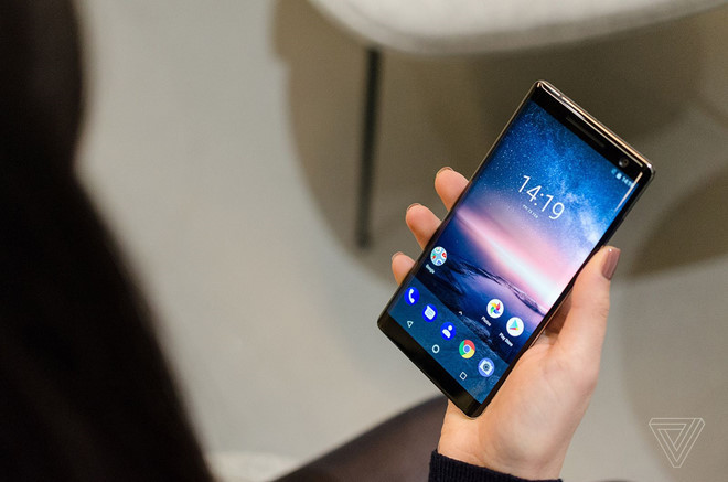 Tại MWC 2018, HMD Global đã mang đến mẫu di động mang tên Nokia 8 Sirocco, như một cách tiếp cận mới mẻ của hãng ở nhóm cao cấp.