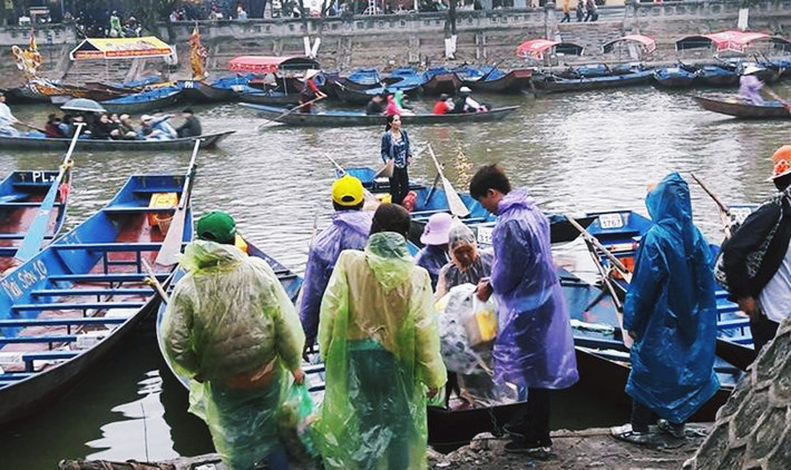 Theo ông Nguyễn Văn Hậu - Phó Chủ tịch UBND huyện Mỹ Đức, Trưởng Ban tổ chức Lễ hội chùa Hương cho biết: Hiện chùa Hương có 4.500 thuyền phục vụ cho du khách đến trẩy hội.