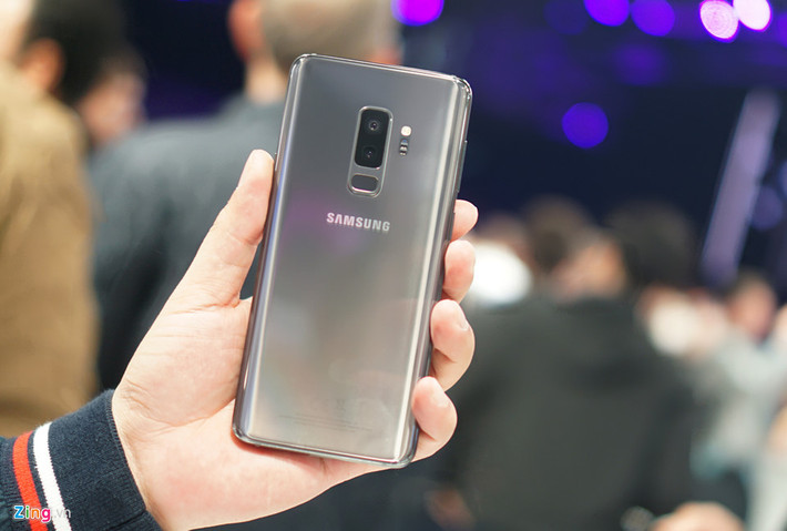Trên S9 và S9+, có 2 màu sắc mới rất đáng chú ý là màu xám (trong hình) và màu tím hơi ánh hồng. S9+ mạnh mẽ hơn với camera kép (một tele và một góc rộng) để chụp xóa phông, RAM cũng lên đến 6 GB trong khi pin là 3.500 mAh. S9 chỉ có camera đơn, RAM 4 GB.