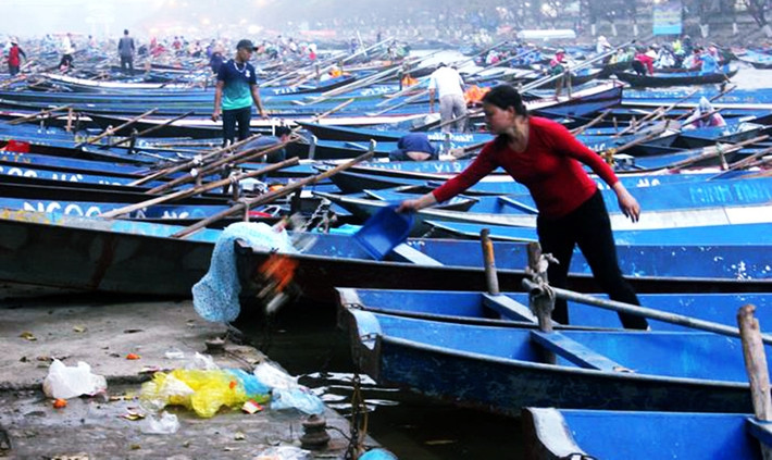 Rút kinh nghiệm các năm, Ban tổ chức lễ hội chùa Hương liên tục tuyên truyền không vứt rác bừa bãi, thế nhưng hàng nghìn du khách trẩy hội vẫn hay "quên". Trong ảnh, các lái đò phải tạm vứt rác thải mà du khách bỏ lại trên thuyền lên bờ.
