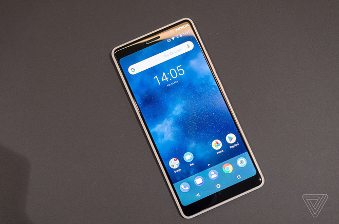 Trong khi Nokia 8 Sirocco là một sự mạo hiểm, Nokia 7 Plus là lựa chọn an toàn hơn nhờ thiết kế có phần quen thuộc.