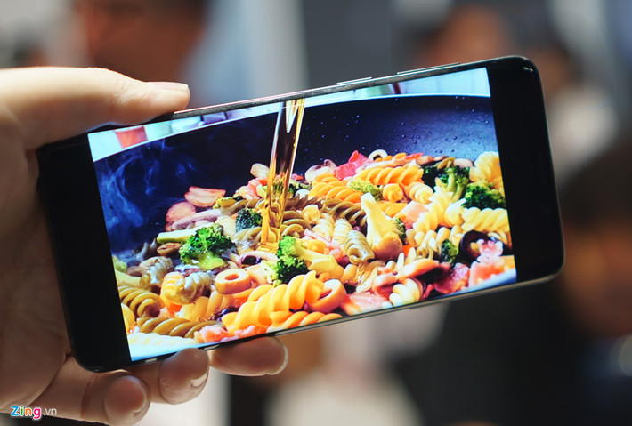 Camera là điểm cải tiến mạnh mẽ nhất của sản phẩm. Tích hợp A.I, camera trên S9, S9+ có khả năng nhận diện đồ vật, danh lam thắng cảnh hoặc các món ăn hoặc dịch trực tiếp theo thời gian thực trên màn hình chụp ảnh.