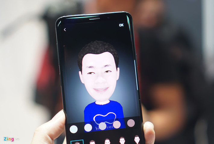 AR Emoji là một tính năng mới khác trên S9 và S9+, cho phép tự tạo ra các emoji dựa trên khuôn mặt của chủ máy, thay đổi ngoại hình, sau đó mô phỏng mọi cử chỉ khuôn mặt của bạn. Người dùng cũng có thể thiết lập hình ảnh Emoji này làm hình nền.
