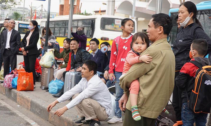Nhiều em nhỏ mệt mỏi sau chuyến đi dài trên xe khách vì đông đúc.