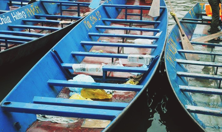 Thuyền ngập rác.